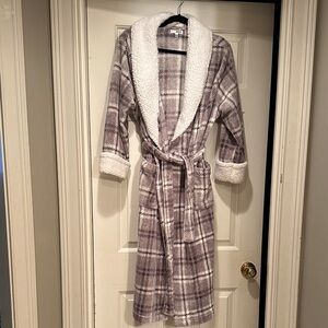 Sonoma petite medium Plaid Fleece Robe with Sherpa Lining.  Great condition